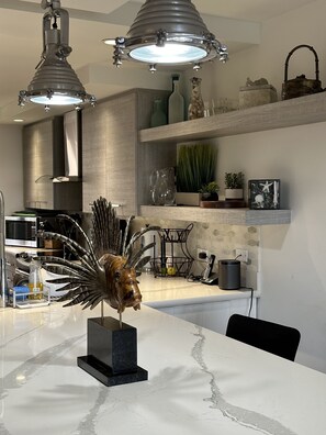 Frigorifero, microonde, forno, piano cottura