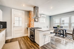 Fridge, microwave, oven, stovetop - Recent remodel, 2 King Beds, 5-star reviews, Close to OSU, Zoo & More! (Columbus)
