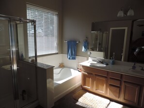 Combined shower/bathtub, jetted bath, hair dryer, towels - Villages - Luxury holiday home (Maricopa)