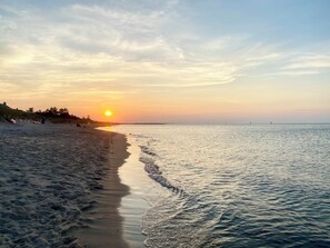 Una playa cerca, sillas reclinables de playa, toallas de playa