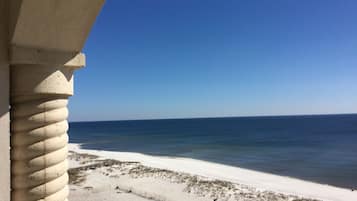 Plage, chaises longues, serviettes de plage
