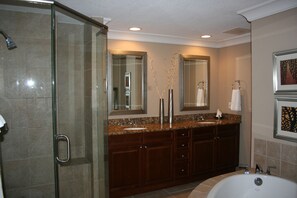 Hair dryer, towels, soap, toilet paper - Located high enough to have a beautiful view, low enough to hear the waves! (Pensacola Beach)