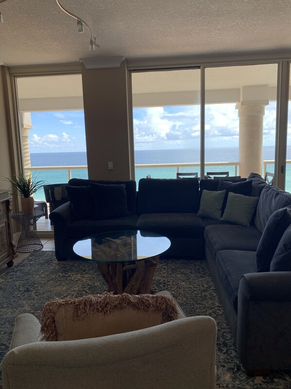 Téléviseur, lecteur de DVD, livres, sélection de films