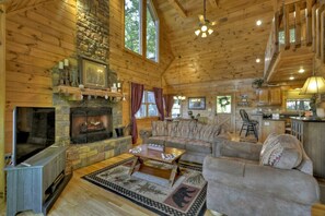 Smart-TV, peis, DVD-spiller og bøker