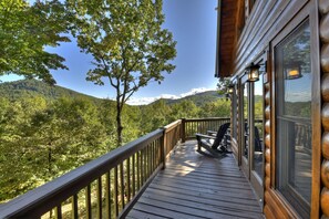 Terrace/patio - 🐦Perfect for Outdoor Enthusiasts!! 🌠 Hiking, Rafting 🚣, Ziplining & More!🚵 (Cherry Log)