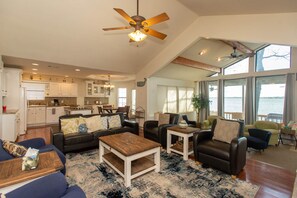 Smart TV, lareira, DVD player, livros