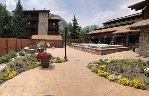 Mountainside Single Family Home with Clubhouse sleeps 8