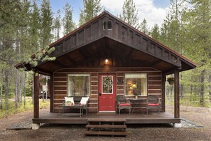 Outdoor dining - Reclusive Moose Cabin 10 Minutes to West Glacier Entrance (Columbia Falls)