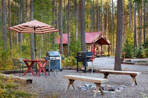 Outdoor dining - Reclusive Moose Cabin 10 Minutes to West Glacier Entrance (Columbia Falls)