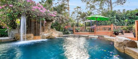 حمّام سباحة مُدفَّأ