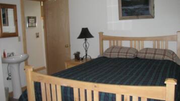 3 bedrooms, iron/ironing board, travel crib, free WiFi