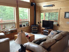 Smart-TV, Kamin, DVD-Player, Bücher