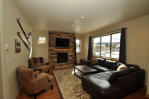 Smart TV, fireplace, DVD player, books - Sledding Hill Views! Steps to dining & shops! (Winter Park)