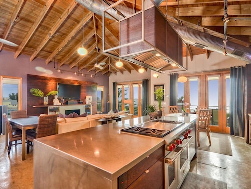 MODERN HOME STEPS FROM BEACH