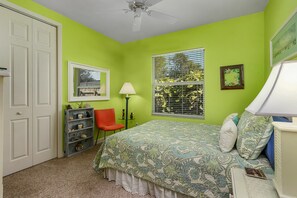 3 bedrooms, iron/ironing board, WiFi, bed sheets - Heated Pool! 5 Minute Bike To Beach, Dining, Mercato! Bikes Included (Naples)