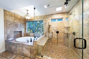 Shower, jetted tub, hair dryer, towels - Resort Quality 4B Home With Private Pool In Beautiful Hill Country (New Braunfels)