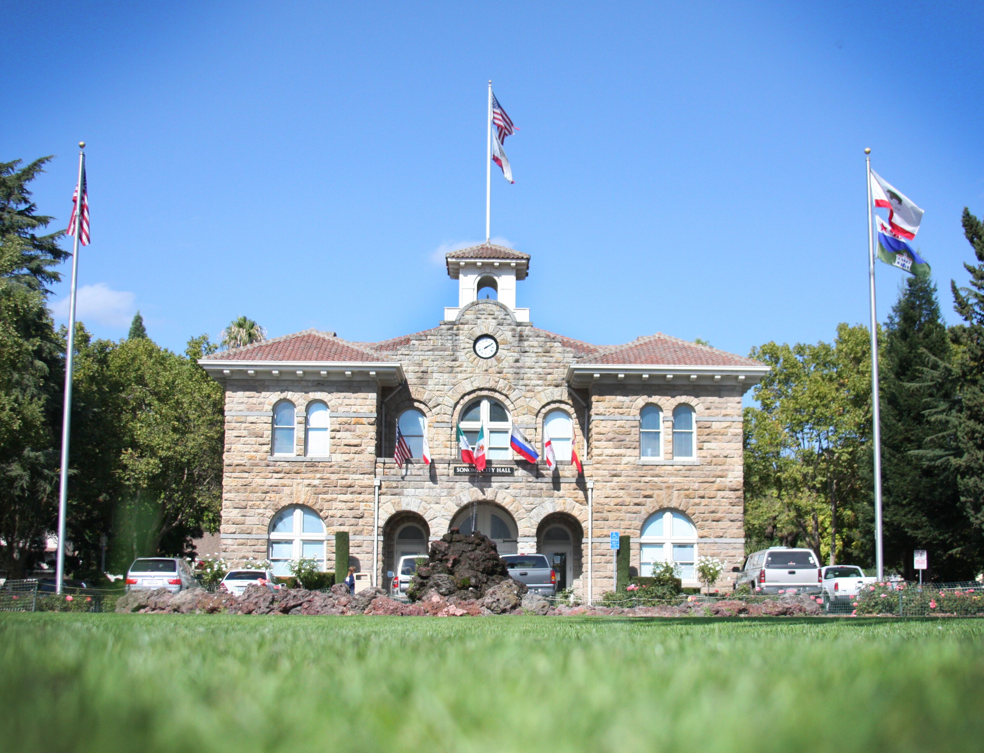 Sonoma's Historic Plaza, enjoy wine tasting, shopping and fine dining