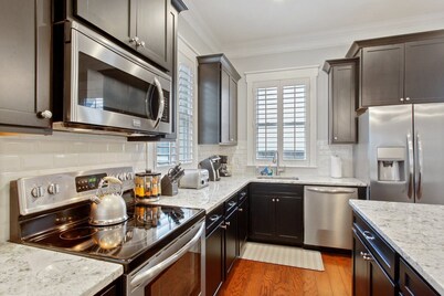 Luxury New Modern Townhouse With Parking Spot!