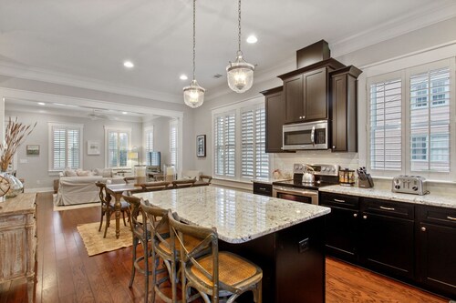 Luxury New Modern Townhouse With Parking Spot!