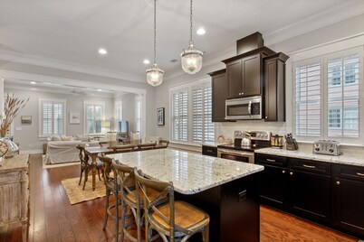 Luxury New Modern Townhouse With Parking Spot!