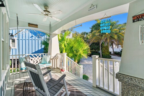 St Simons Coolest Dog Friendly Beach Bungalow with Private Heated Pool/Hot Tub!