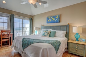 5 habitaciones, escritorio y tabla de planchar con plancha