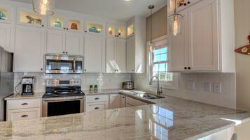 Køleskab, mikrobølgeovn, ovn, kogeplade