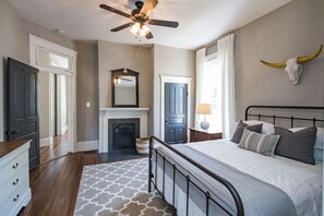 2 bedrooms, iron/ironing board, WiFi, bed sheets - The Peachtree House  (Nashville)