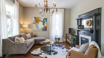 Una televisión, una chimenea, libros, un reproductor estéreo