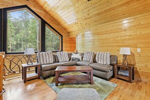 Smart TV, fireplace, DVD player, books - Luxe Mountain Resort - Heated Pool & 12ft Hot Tub (Morganton)