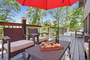 Terrace/patio - Luxe Mountain Resort - Heated Pool & 12ft Hot Tub (Morganton)