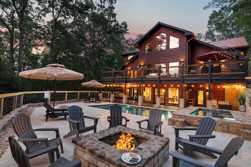 Luxe Mountain Resort - Heated Pool & 12ft Hot Tub