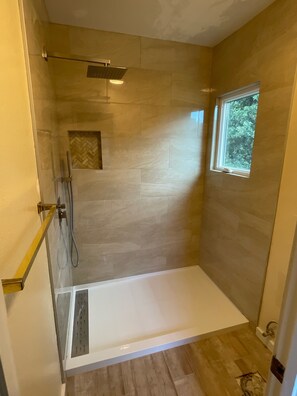 Ensemble douche/baignoire, sèche-cheveux, serviettes fournies, savon