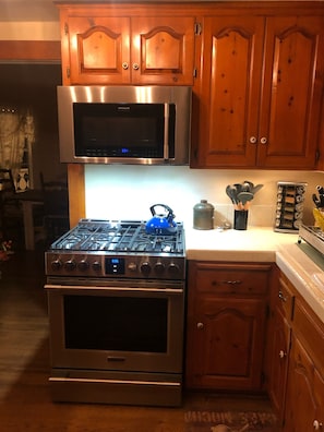 Refrigerador, microondas, horno y parrilla de estufa