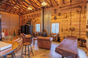 Interior - Julian Farmhouse/Fenced 2 acres with spa, right outside Julian. Pet Friendly! (Julian)