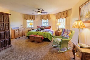 3 bedrooms, iron/ironing board, travel crib, free WiFi - Julian Farmhouse/Fenced 2 acres with spa, right outside Julian. Pet Friendly! (Julian)