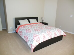 3 slaapkamers, een strijkplank/strijkijzer, wifi, beddengoed