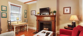 Historic Savannah CarriageHouse Park & Walk to All