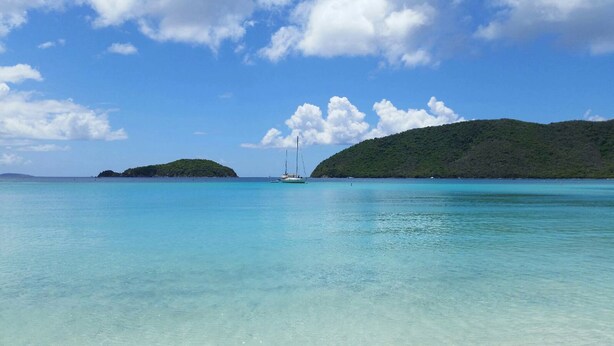 A clear turquoise sea with a sailboat anchored near a small island. - Samba Azul 2 br2 ba ensuites w ACs private pool beautiful sunsets &new GENERATOR (St.John)
