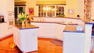 雪櫃、微波爐、焗爐、爐具