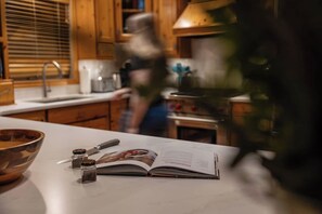 雪櫃、微波爐、焗爐、爐具