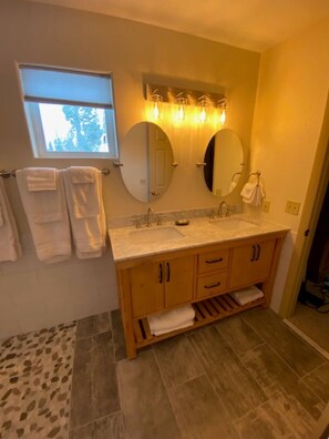 Combined shower/bathtub, hair dryer, towels, soap - 4 Bedroom,Private Hot Tub, Garage,Close to Town, Free Bus (Winter Park)