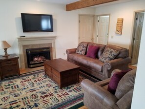 Een televisie, een open haard, een dvd-speler en tafelvoetbal