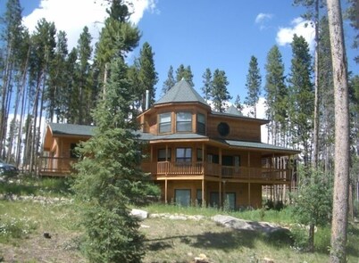 4 Bedroom,Private Hot Tub, Garage,Close to Town, Free Bus