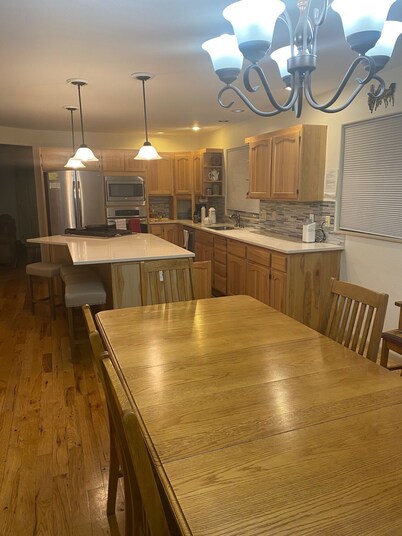 4 Bedroom,Private Hot Tub, Garage,Close to Town, Free Bus