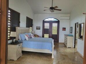 8 habitaciones, caja de seguridad en la habitación y escritorio