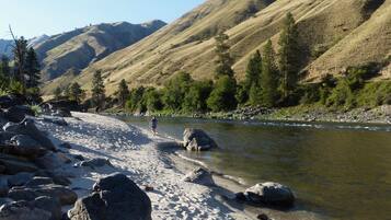 在海滩、沙滩椅