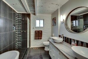 Combined shower/tub, hair dryer, bathrobes, slippers - Murphys Getaway - Enjoy Wineries, Hiking, Concerts, Shopping & Small Town Charm (Murphys)