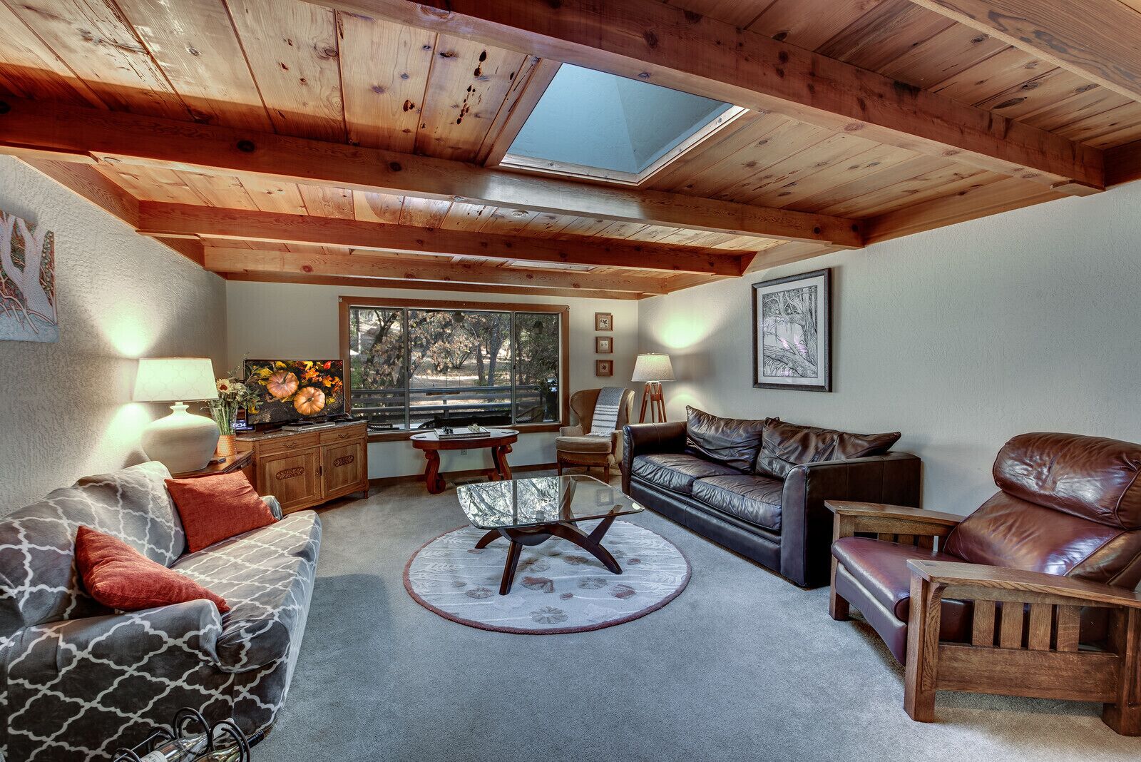 Smart-TV, Kamin, DVD-Player, Bücher