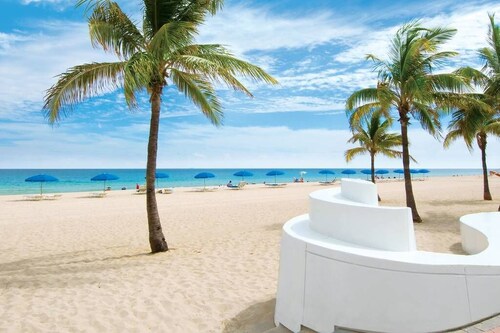 Luxury Coastal Villa w/ Heated Pool —Minutes to Fort Lauderdale Beach & Las Olas